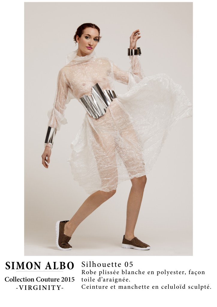 Silhouette couture Simon Albo, robe plissée blanche en polyester façon toile d’araignée, ceinture et manchette en celluloïd sculpté, design couture créatif.