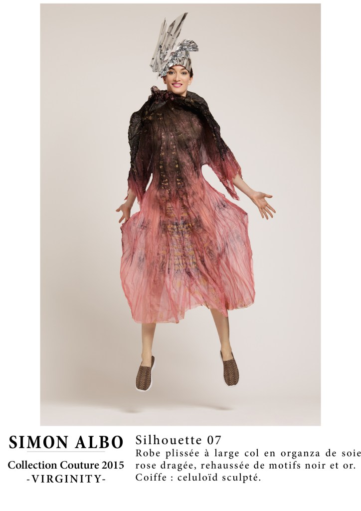 Silhouette couture Simon Albo, robe plissée col cheminée en organza de soie rose dragée, motifs noir et or, coiffe en celluloïd sculpté. Designer et créateur couture.