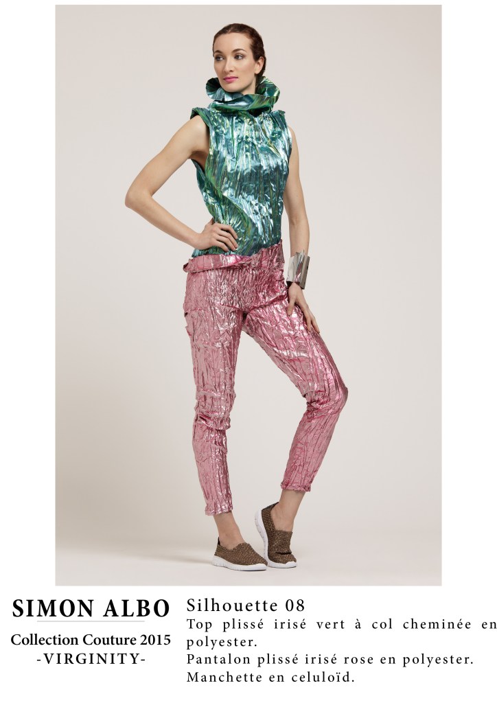 Silhouette couture Simon Albo, top plissé irisé vert col cheminée en polyester, pantalon plissé irisé rose, manchette en celluloïd, création mode couture.