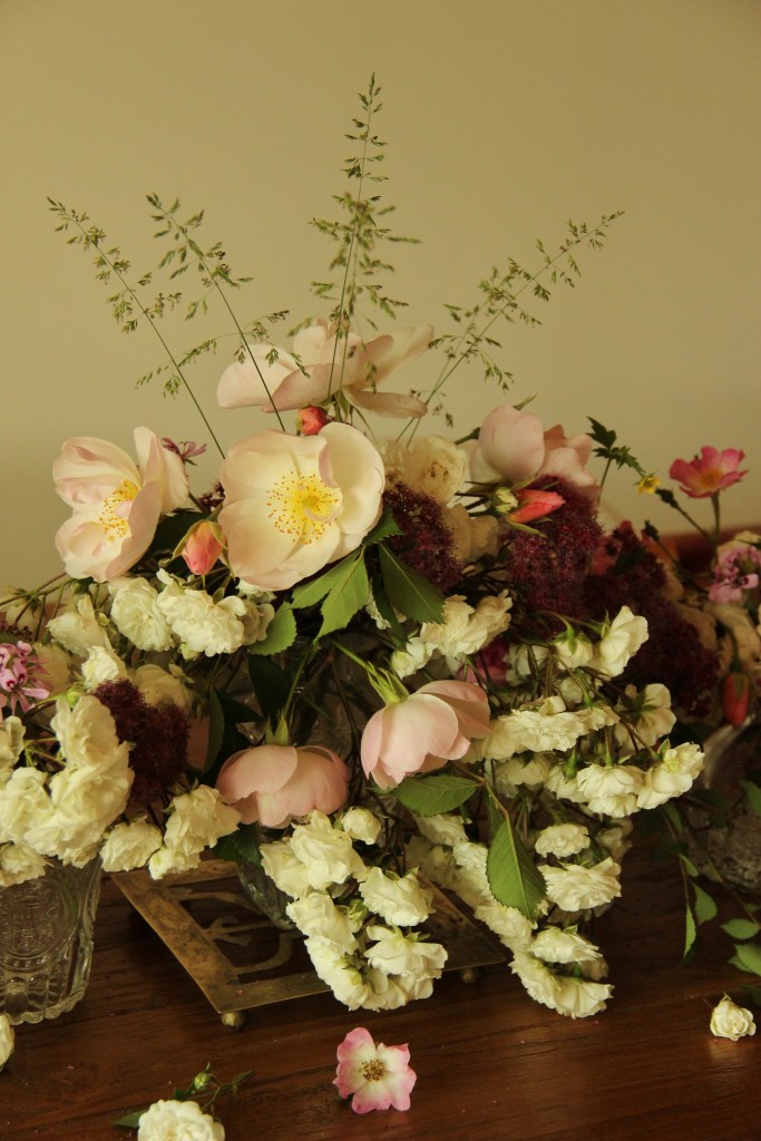 Arrangement floral mariage petites roses table cérémonie, création personnalisée Simon Albo fleuriste mariage Bretagne décor événementiel.